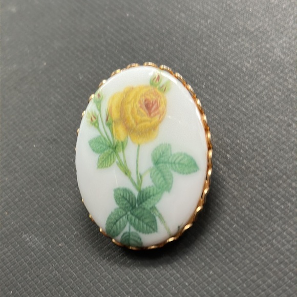 Vintage 60’s porcelain Painted Yellow Rose Bud Blossom Flower Brooch Pin floral - Picture 6 of 7
